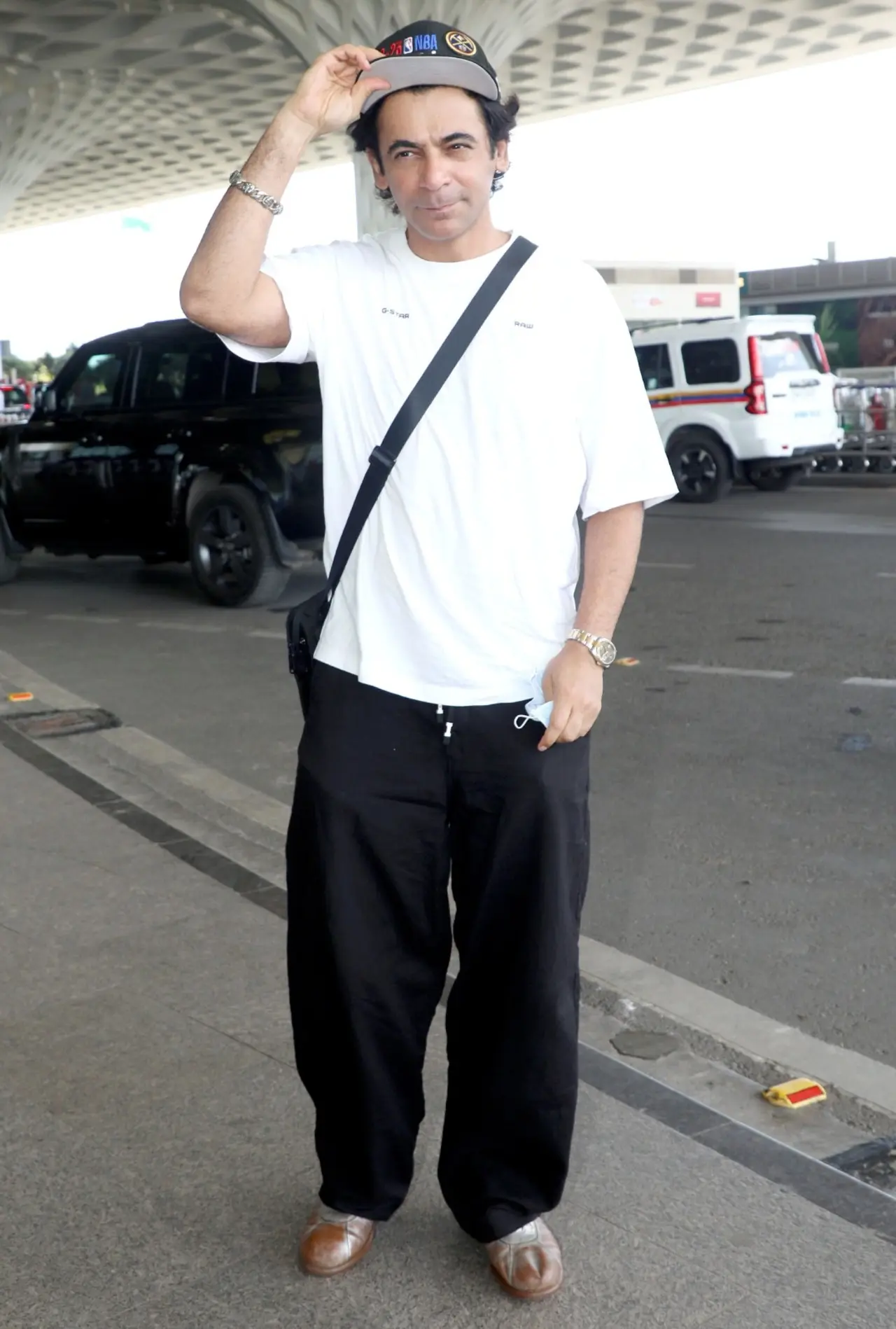 Sunil Grover kept things cool and casual in an oversized white T-shirt, black joggers, and a cap. Sunil Grover kept things cool and casual in an oversized white T-shirt, black joggers, and a cap.